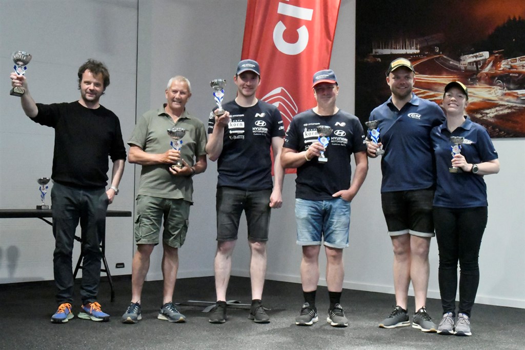 Vinderne i den 4-hjulstrukne RC2-klasse, Kristian Poulsen og Ole Frederiksen, yderst til venstre.
(Foto: specialpress@gmail.com)